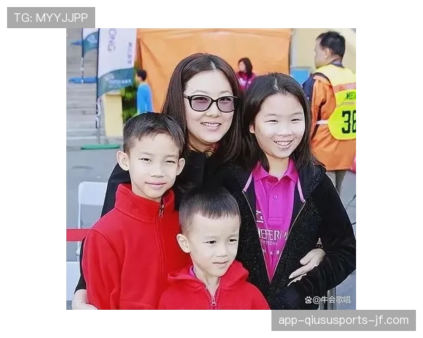 伏明霞这生活起居也太精致了吧，泳池边的早餐吃得像家常便饭？