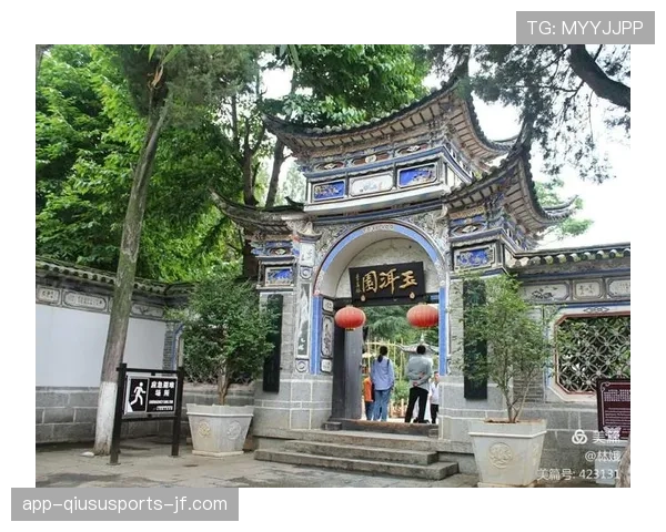 小区群炸了，莱万多夫斯基家门口的车比街心花园还多